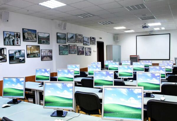В классе установили новый компьютер. Современные компьютерные классы. Компьютерный класс в школе. Современный компьютерный класс. Компьютерные классы в школах.